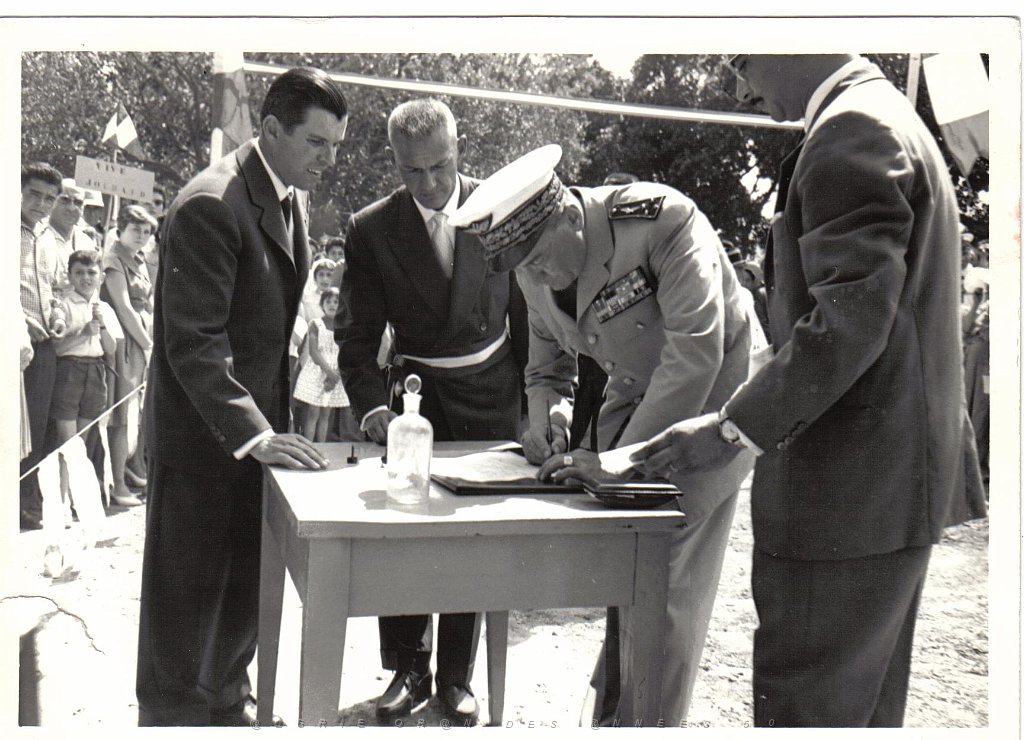 BOU SFER 06 JUILLET 1958 POSE DE LA PREMIERE PIERRE DU MONUMENT AUX MORTS 019.jpg